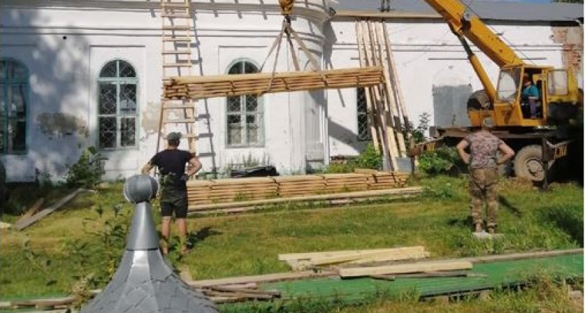 В Кировской области жители на собственные средства восстанавливают храм