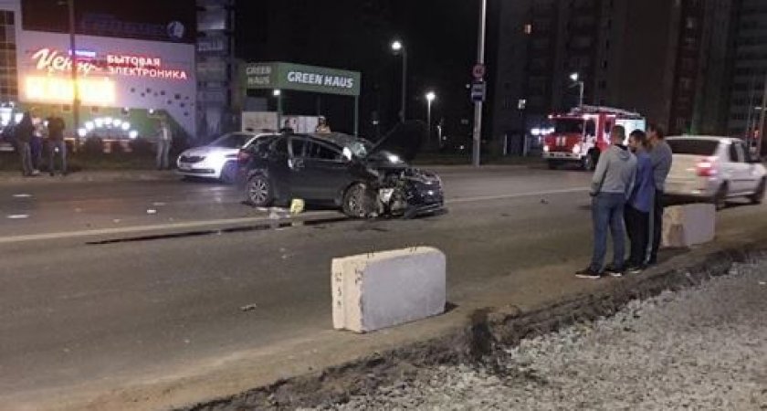 В Кирове иномарка врезалась в бетонный блок