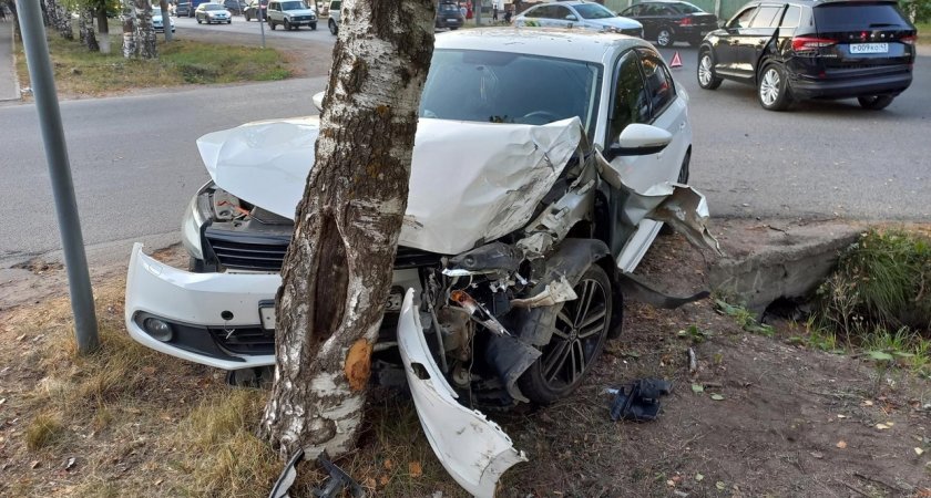 В Кирове столкнулись две иномарки: от удара одна из машин влетела в дерево