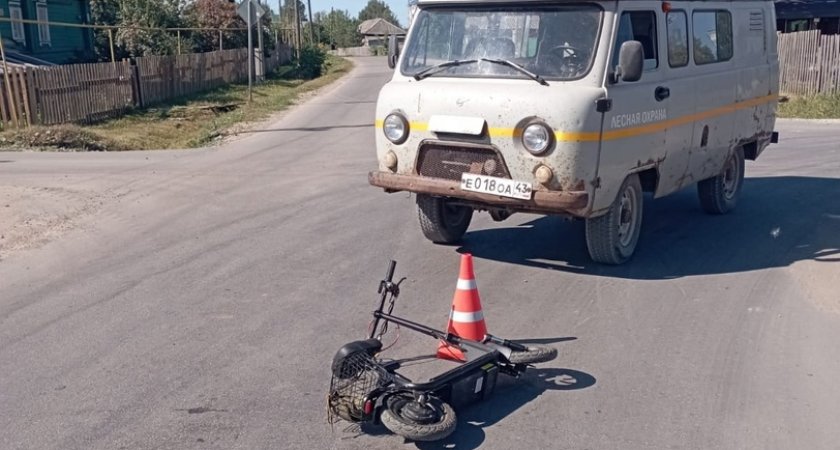 В Кировской области 60-летняя женщина на электросамокате протаранила "буханку"