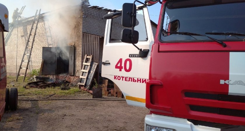 В Кировской области загорелся склад с чагой