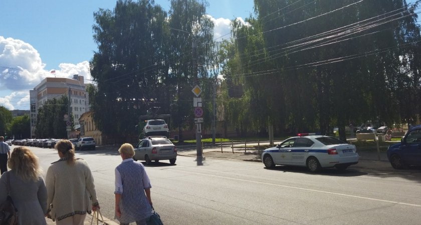 По кировским улицам за рулем авто ездила больная шизофренией женщина 