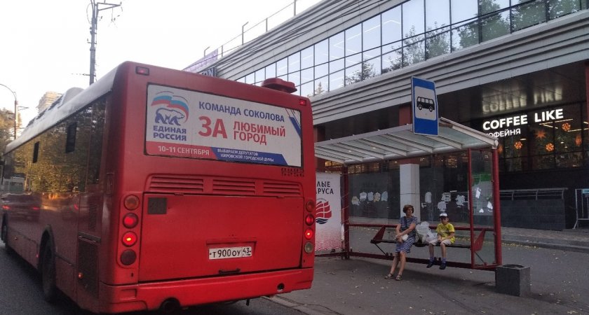 Лужа крови на остановке: в кировском троллейбусе пожилую женщину защемило в дверях 