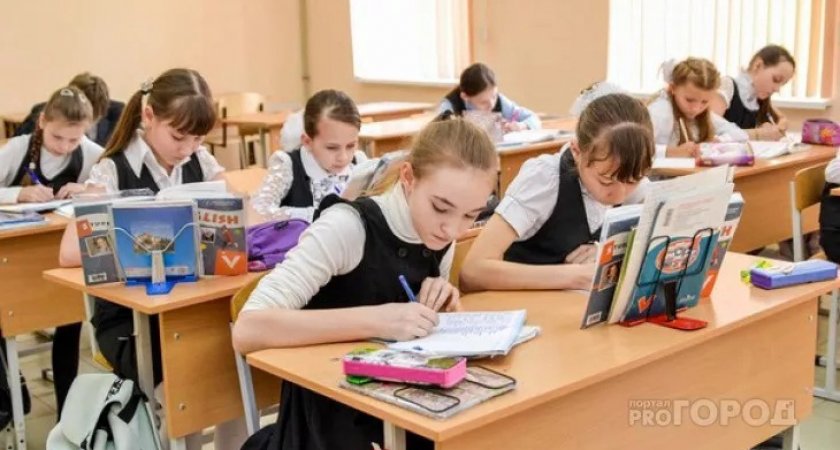 Российским школьникам запретили пользоваться телефонами во время учебы