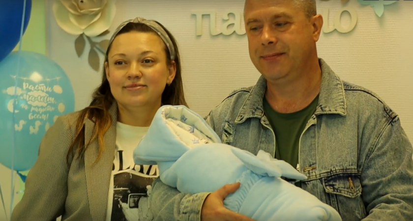 Семьям Кировской области начали вручать подарочный набор для новорожденных