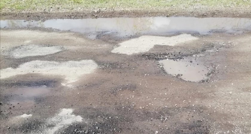 "Это закапывание денег в лужи": жители негодуют из-за ремонта дороги в Кировской области