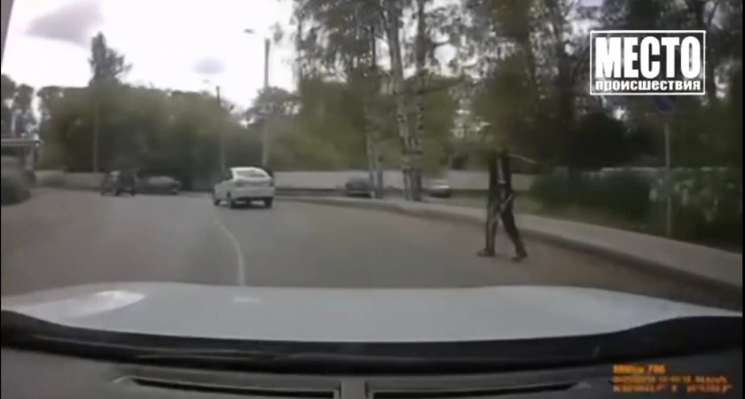В Кирове на водителя авто напал мужчина с дубиной 