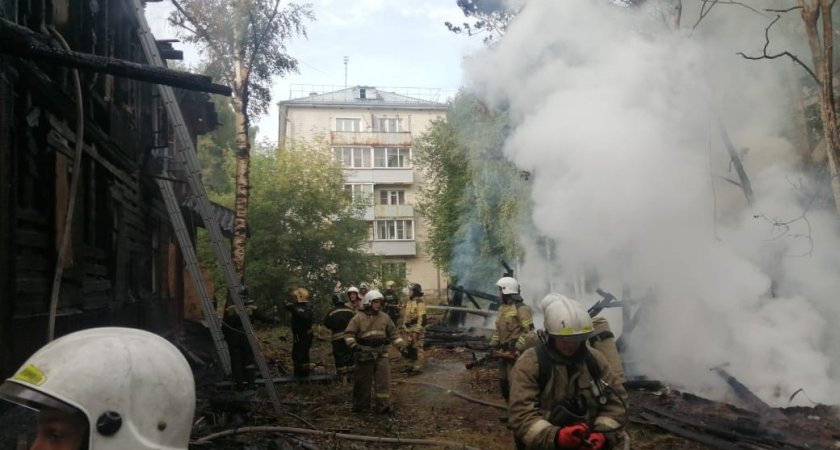 В Кирове горит дом на улице Карла Либкнехта