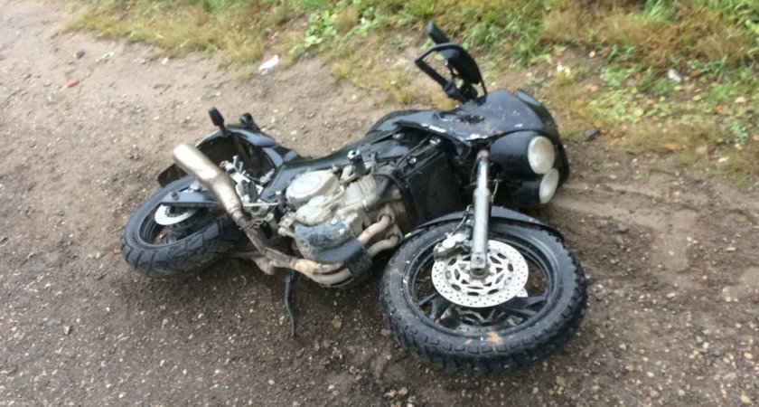 Упал и ударился о встречный автобус: в Кировской области погиб мотоциклист