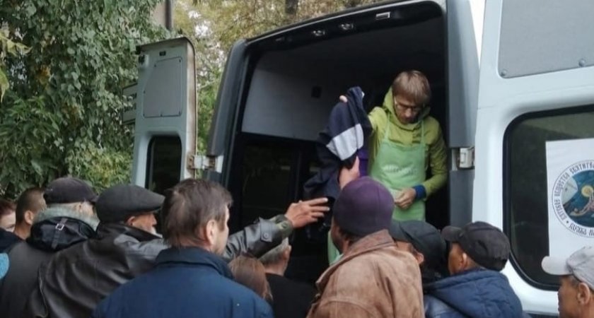 По Кирову ездит "Автобус милосердия", бесплатно раздающий еду и одежду бездомным 