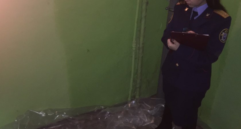 В Кирове на общем балконе дома нашли завернутое в ковер тело 19-летней девушки