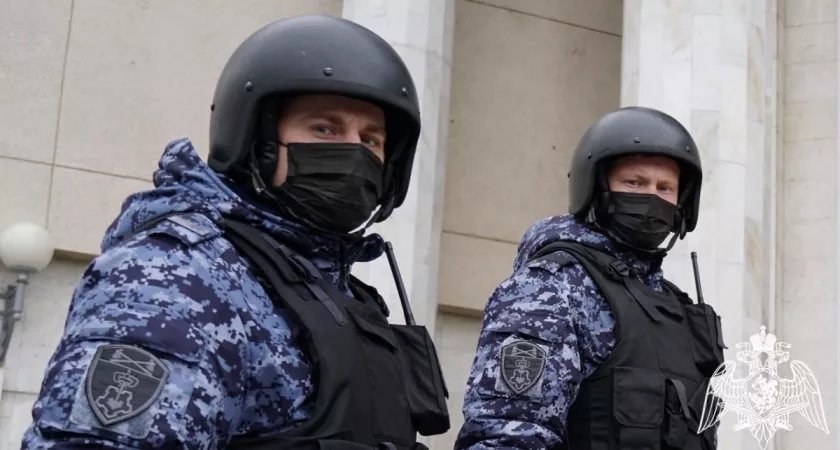 В Кирове арестовали мужчин, расплачивавшихся в магазине купюрой "Банка Приколов"
