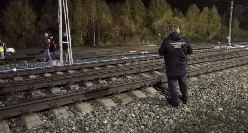 В Кирове поезд сбил женщину поздно вечером