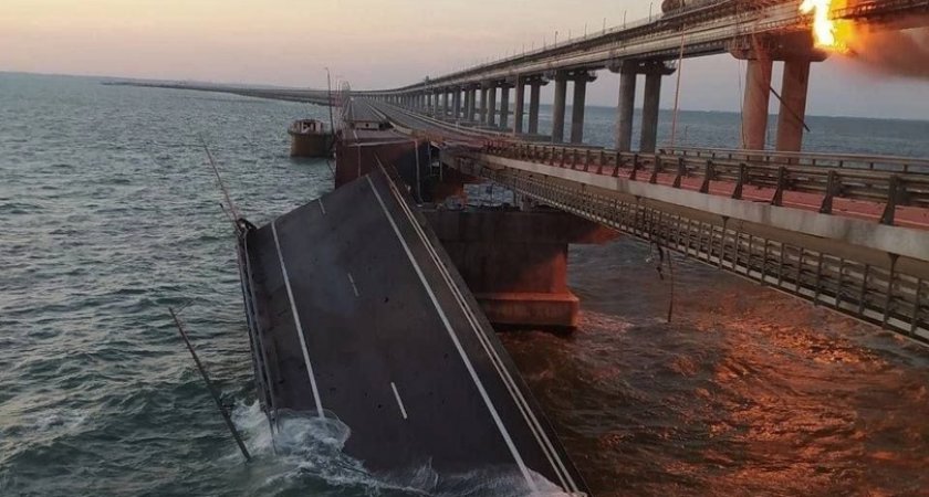 СМИ: на Крымском мосту произошел подрыв грузового автомобиля