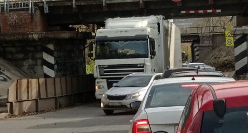 В Кирове под железнодорожным мостом застряла фура