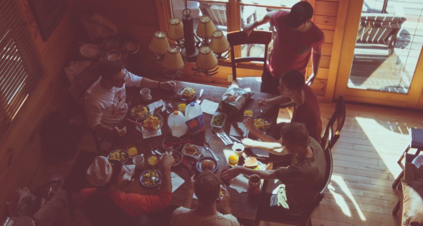 Раки устроят званый ужин, а к Близнецам вернутся бывшие: гороскоп на 12 октября