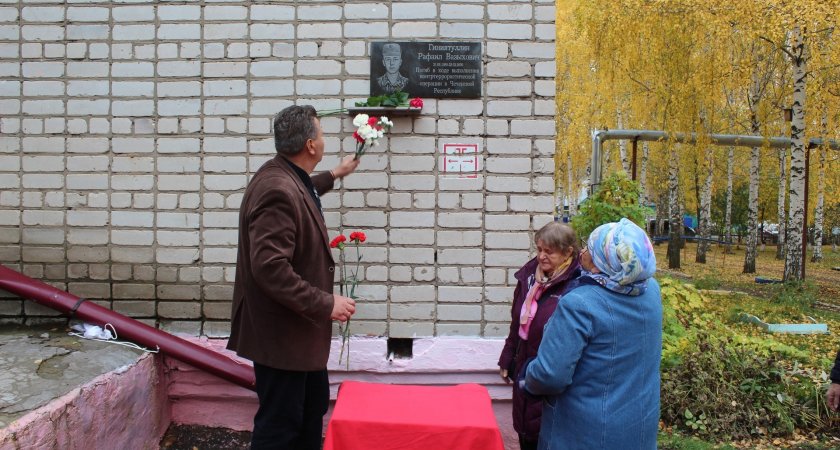 В Кировской области установили памятную доску погибшему на Кавказе солдату 