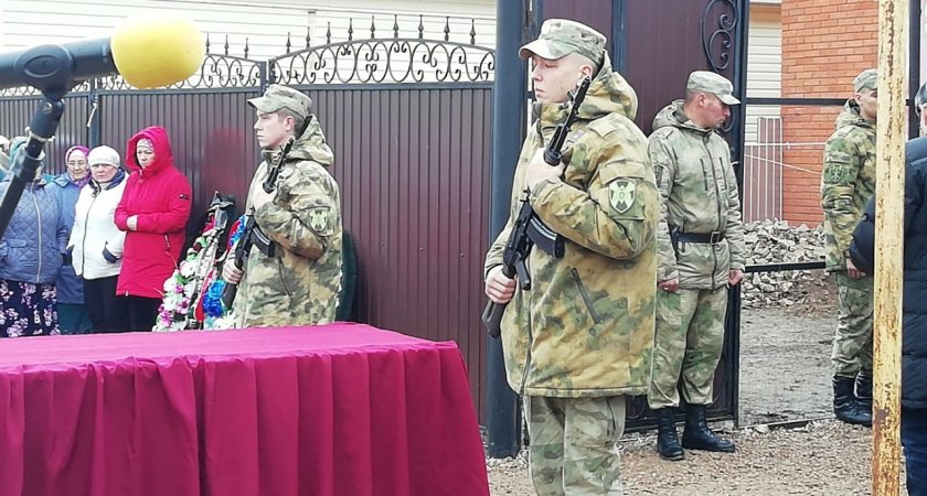 В Вятскополянском районе простились с погибшим солдатом