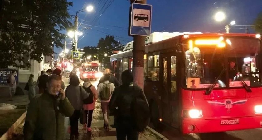 Автобусные маршруты продолжают курсировать по ночным улицам Кирова 