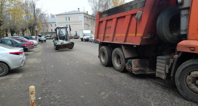 Кировские власти оценили уборку тротуаров от листвы и мусора