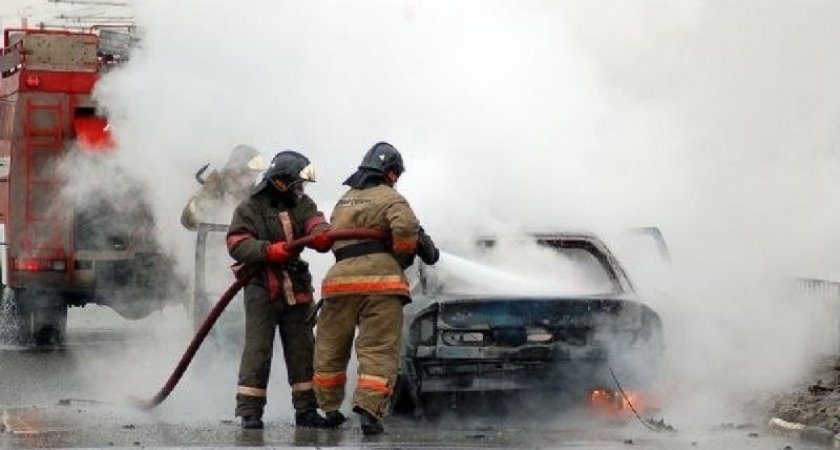 В Кирове загорелись три машины