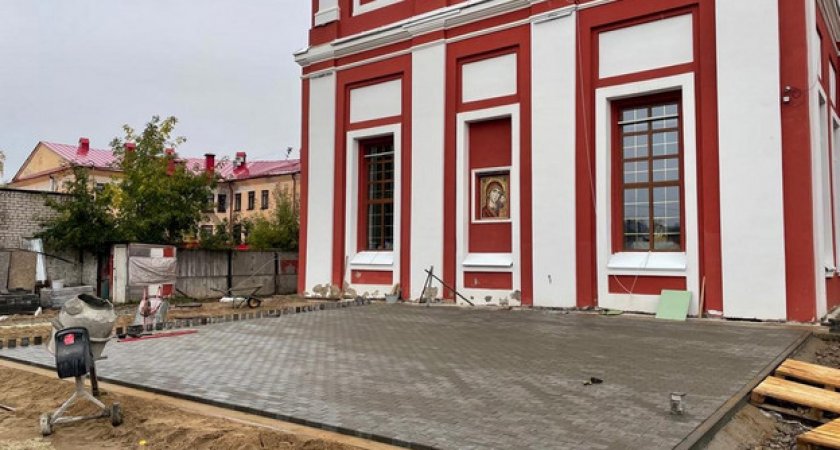 В Кирове на территории Спасского собора укладывают брусчатку