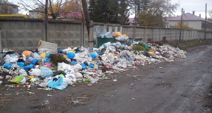 Жители Кирова обнаружили тонны отходов вблизи городского парка 
