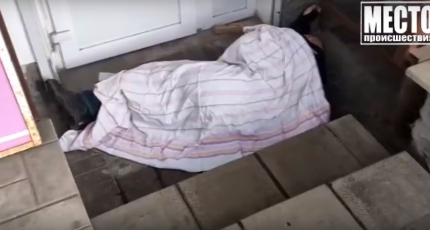 В Кирове прохожие заметили лежащего у магазина человека, накрытого простыней