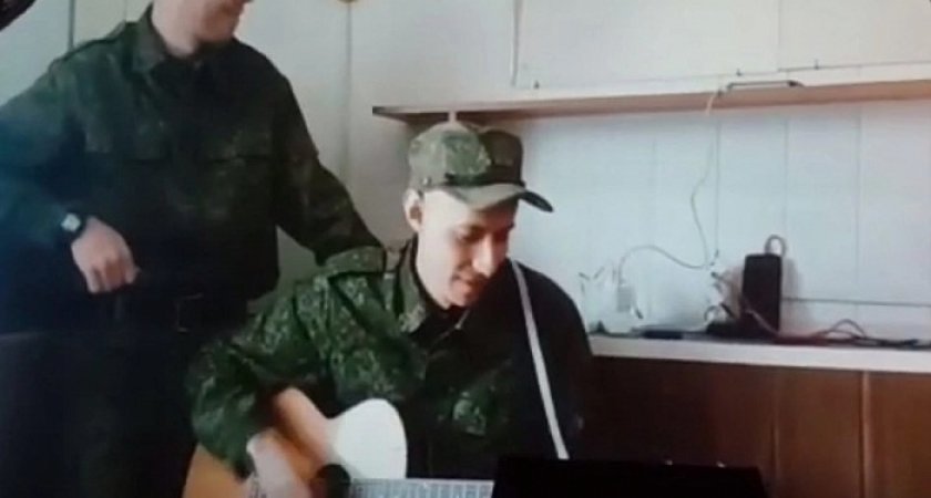 Преподаватель музыки Алексей Радыгин в мобилизации не расстается с гитарой