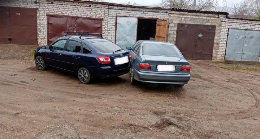 В Кировской области мужчину зажало между двумя машинами
