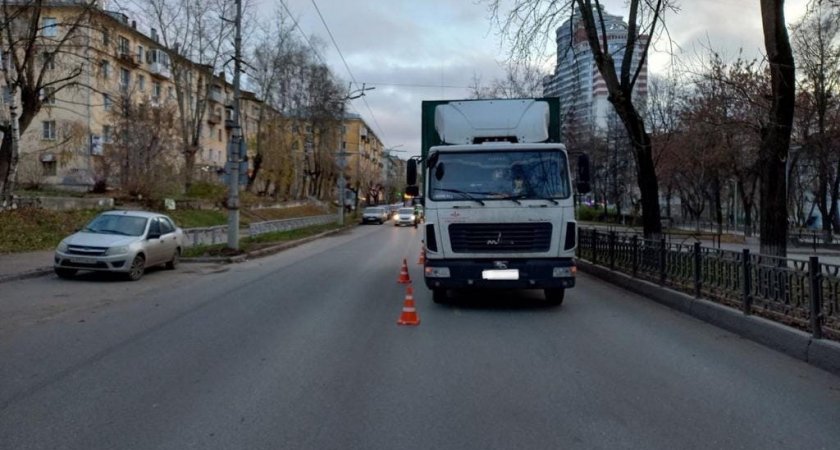 В центре Кирова грузовик сбил 10-летнюю девочку