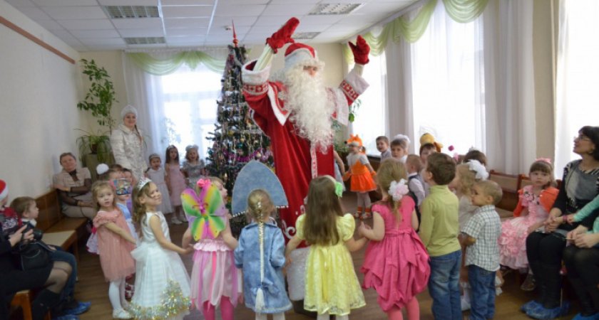 Александр Соколов предложил направить школам средства на поздравление детей с Новым годом