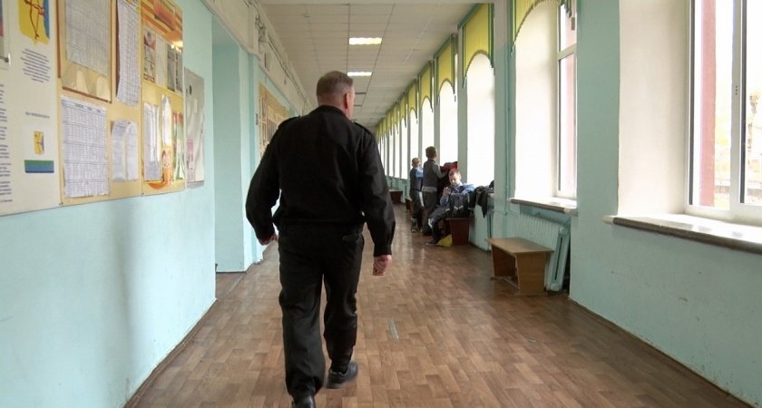 "Усиление мер безопасности": в школах Кирова работает профессиональная охрана