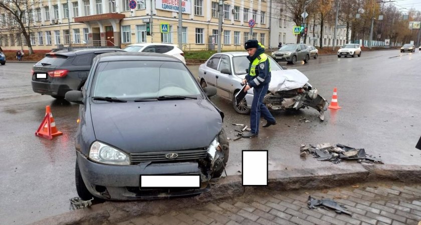 В центре Кирова столкнулись две легковушки