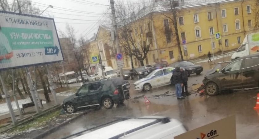 В Кирове на Октябрьском проспекте столкнулись две иномарки 
