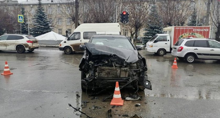 В Кирове из-за столкновения Mercedes и Hyundai пострадали два человека