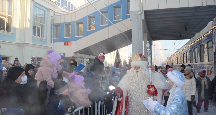 Поезд Деда Мороза начал свое путешествие по России