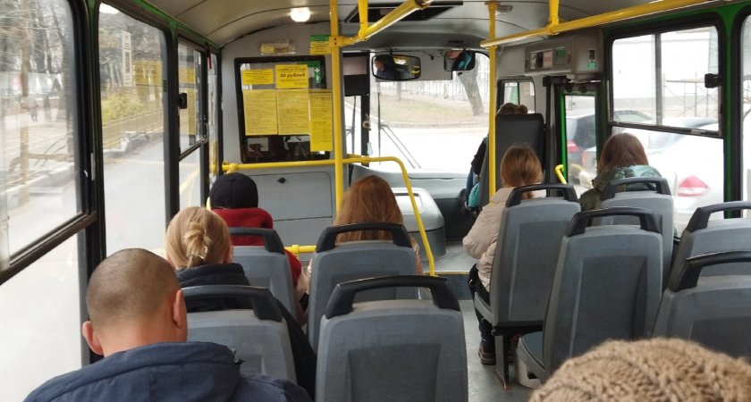 В Кирове нормализовалось расписание автобуса, на работу которого массово жаловались жители