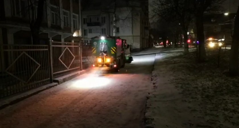 На дороги Кирова рассыпали 65 тонн реагента