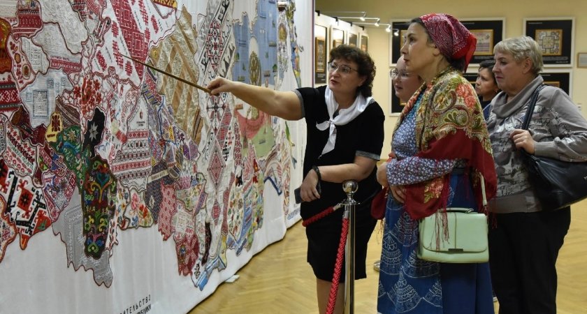 Вышитую карту Кировской области выставят в Москве 