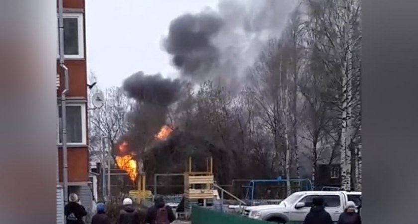 Местных жителей напугал черный дым: в Кирове горел дом 