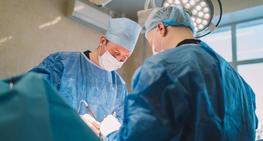 В Кирове врачам пришлось провести три операции женщине с застрявшей рыбной костью в горле