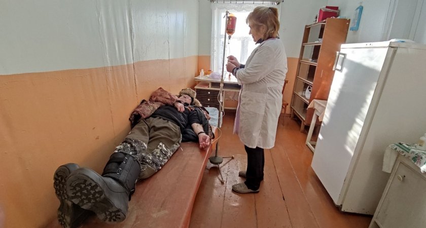 В селе Спасском Кировской области пациенты больницы лежат на капельнице в ушанках