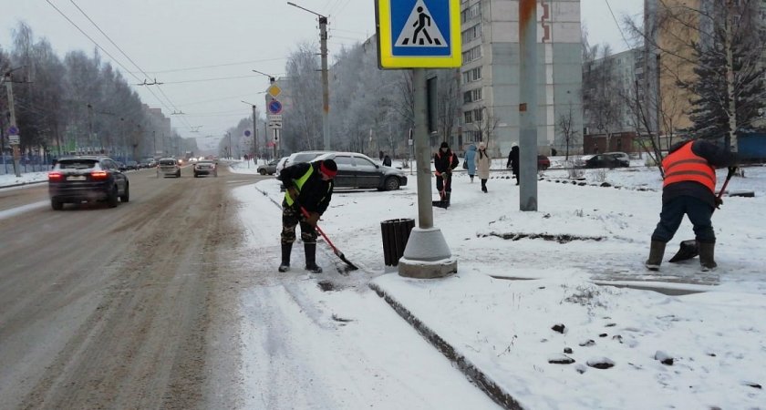 В Кирове на борьбу с непогодой вышли десятки единиц техники 