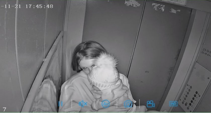 В Кирове молодая мама с 2-месячной дочкой на руках час провела в застрявшем лифте