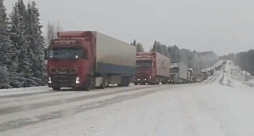 Из-за снегопада на трассе Киров-Котельнич образовалась километровая пробка из большегрузов
