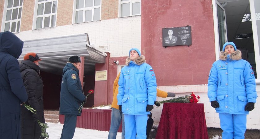 В Оричах открыли мемориальную доску в память о погибшем солдате