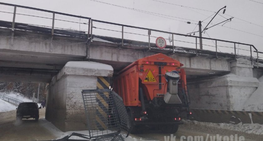 В Котельниче под "мостом глупости" снова застрял грузовик