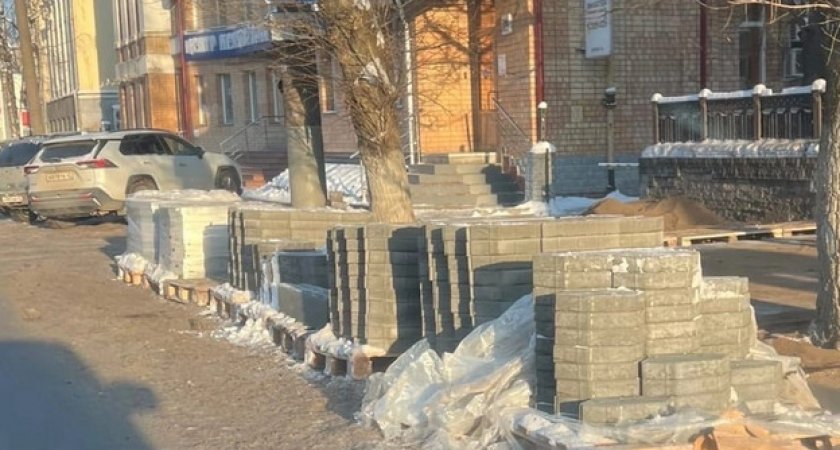 Кировчане стали свидетелями того, как брусчатку в городе укладывают зимой