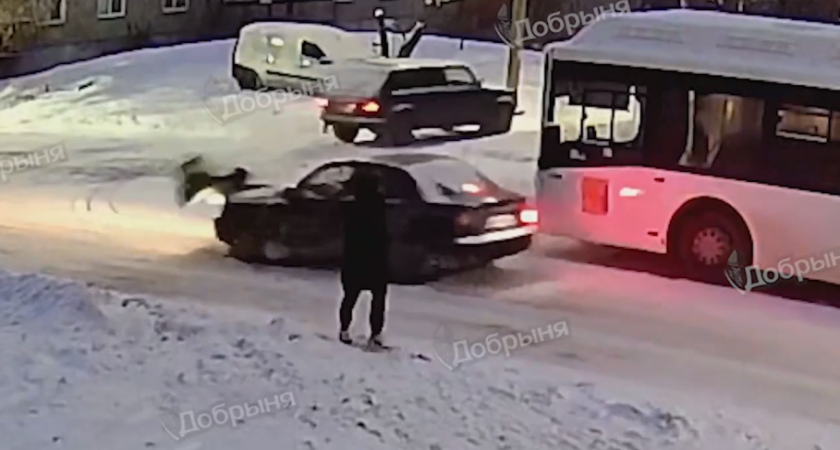 В Нововятске выбежавший на дорогу мальчик попал под колеса авто: видео